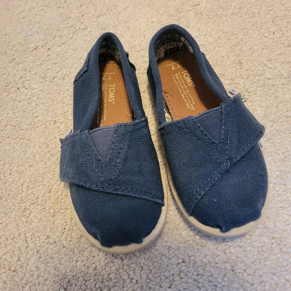 TOMS Toddler Size 7 Blue Moccasins